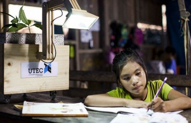 Лампа Plant lamp представляет собой деревянный ящик.