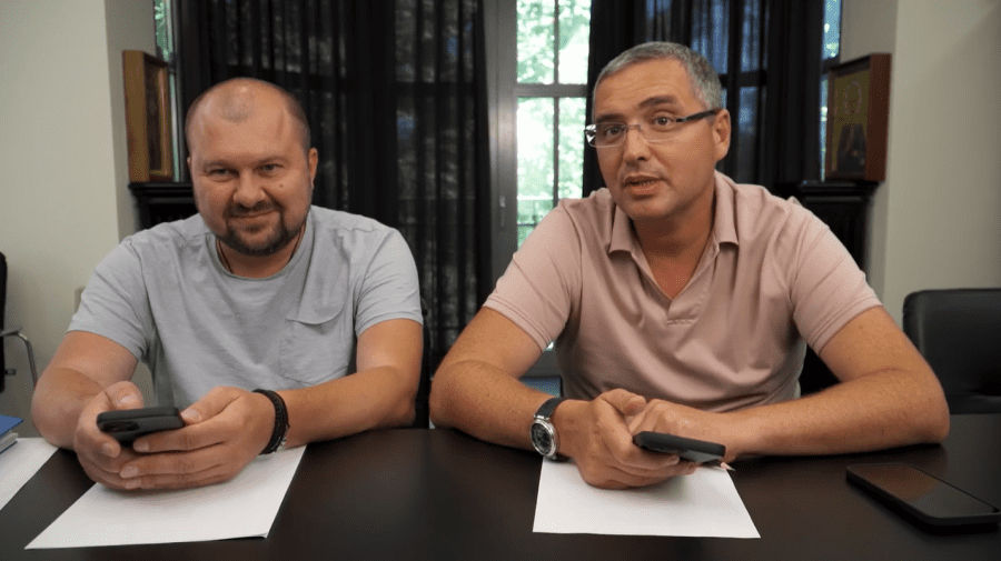 Усатый разыграл тракториста, который якобы закапывал мазут: "Я от Речана".