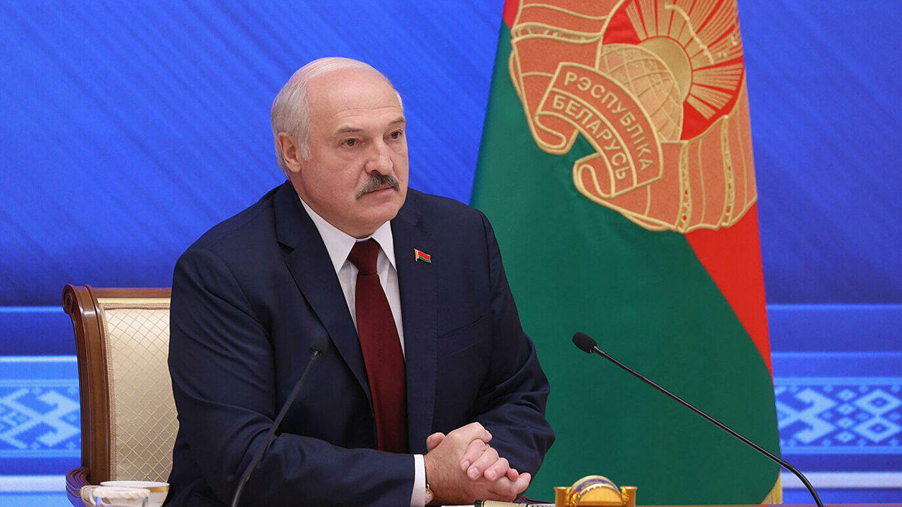 Лукашенко: Белоруссия не должна стать полем битвы.