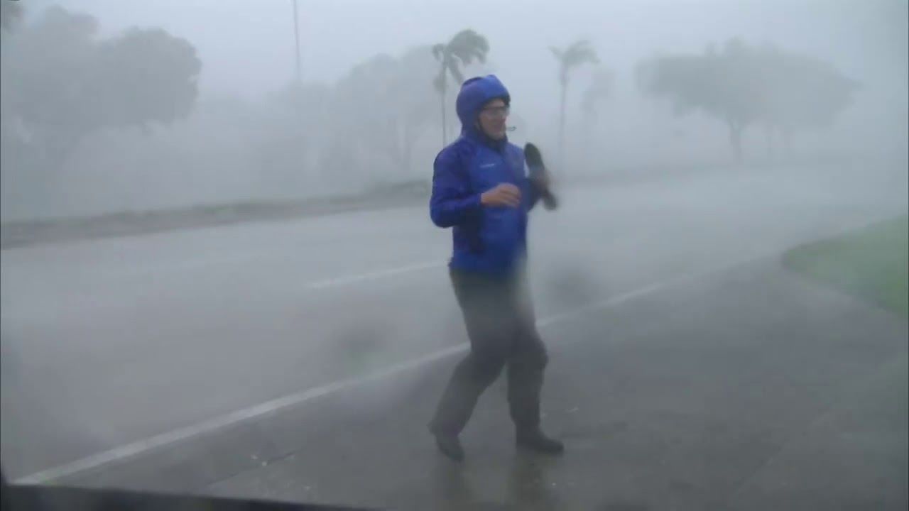 Momentul în care un reporter scapă ca prin urechile acului de furia uraganului Irma. 
