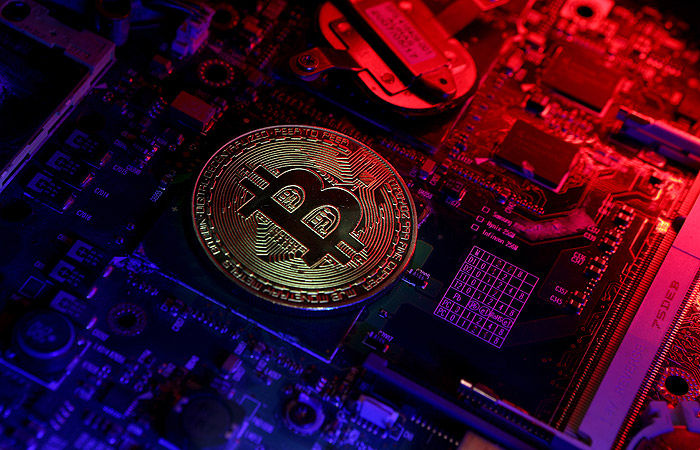 Курс биткоина рухнул более  после кибератаки на корейскую биржу.