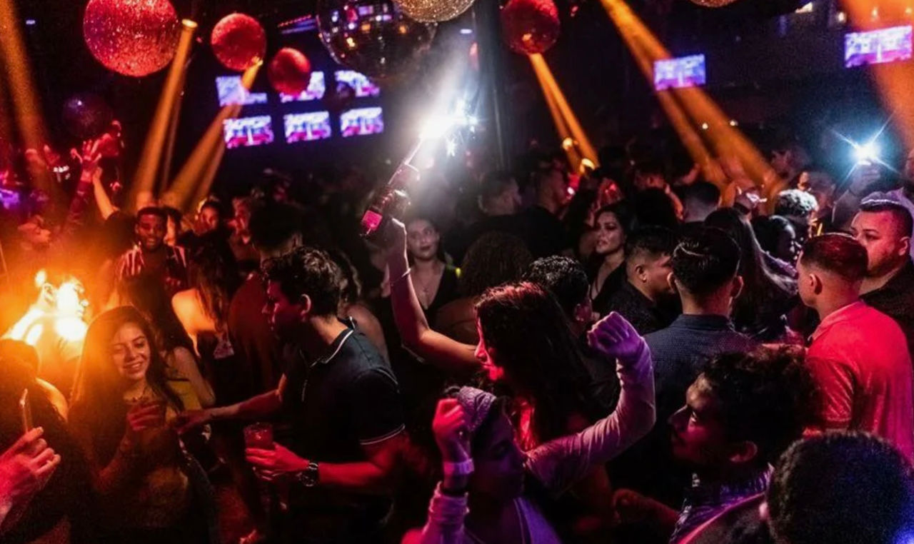 Во всем мире набирает популярность тренд на soft clubbing: зумеры "отменяют" ночные клубы.