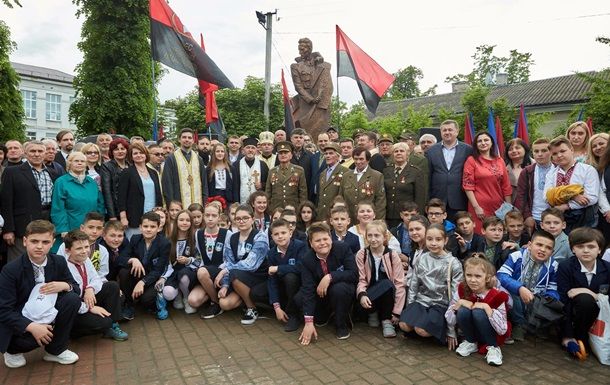 Польшу и Израиль возмутило открытие на Украине памятника Шухевичу.