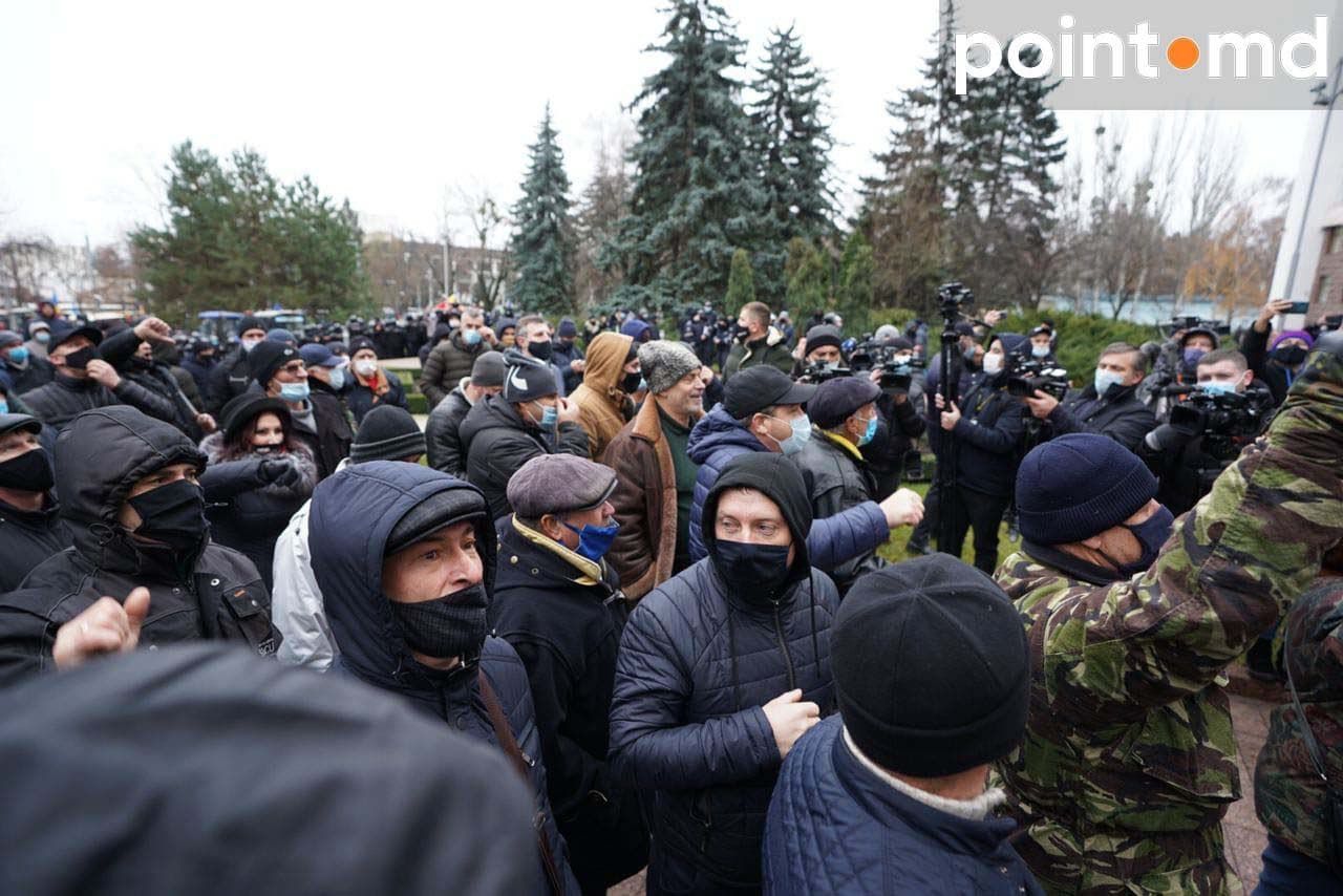 Протестующие не соблюдают социальную дистанцию и небрежно носят защитные маски.