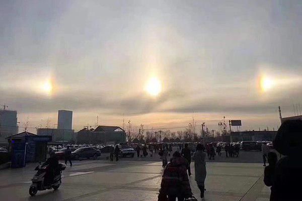 Три солнца в небе шокировали жителей китайского города.