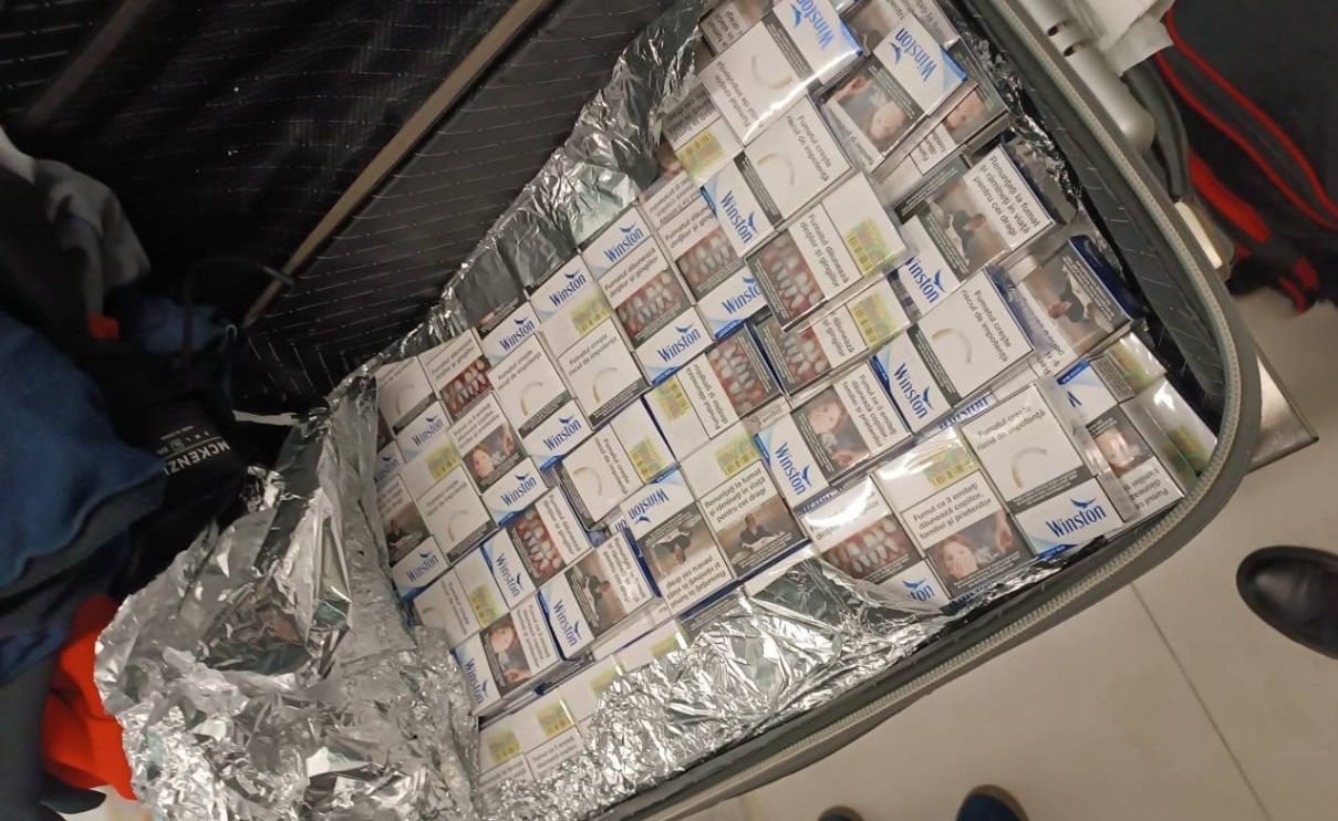 Трем гражданам Молдовы грозит штраф: пытались вывезти 400 пачек сигарет.