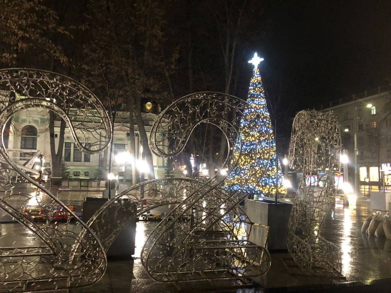 Кишинев начали украшать к праздникам.