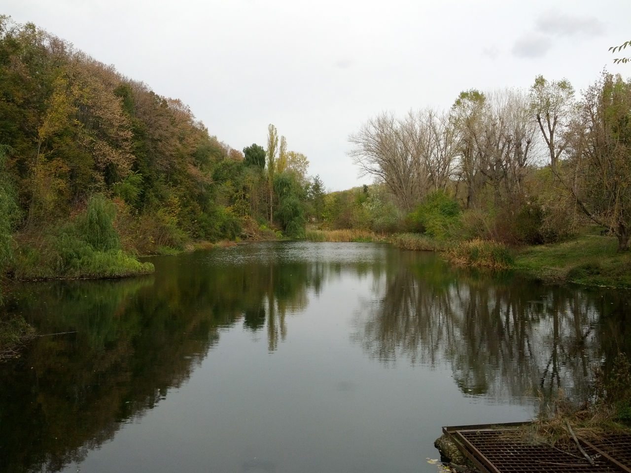 Circa 150 de metri cubi de agent termic au ajuns în lacul Râșcani din Capitală.