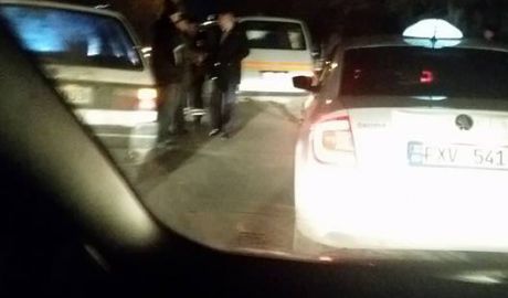 Un pieton din capitală, transportat la spital după ce a fost lovit de maşină în timp ce trecea strada neregulamentar. 