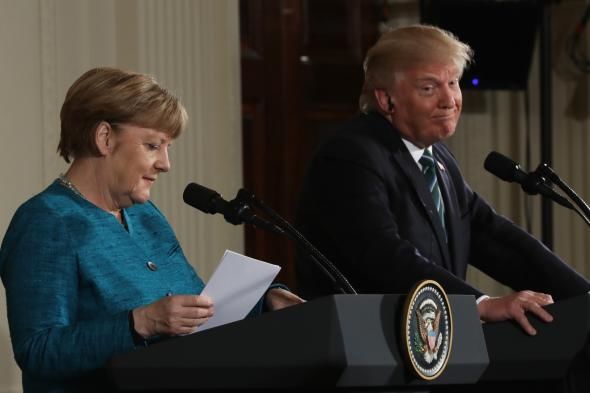 Președintele Donald Trump i-ar fi înmânat cancelarului german Angela Merkel o „factură” de peste 300 de miliarde de dolari.