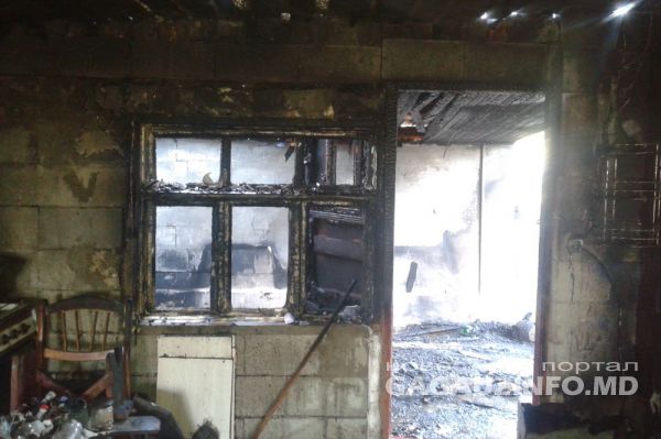 В результате пожара частично сгорела кровля гаража и хозяйственной постройки.