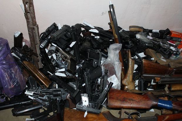 Până în prezent, au fost recepţionate 412 arme de foc şi 237 pistoale cu gaze care ulterior vor fi examinate şi transmise pentru distrugere. Foto: igp.gov.md