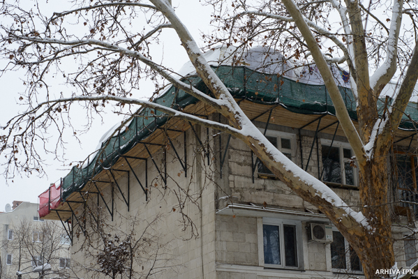Вчера обрушилась часть крыши мансарды на улице Алба-Юлия, 4. В результате инцидента никто не пострадал.