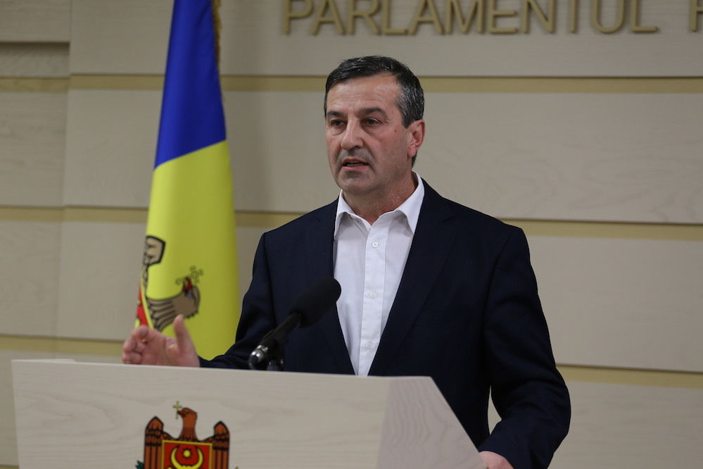 Deputatul Grigore Cobzac a declarat vineri în plenul Parlamentului ca cineva i-a pătruns în casă și i-a furat calculatorul.