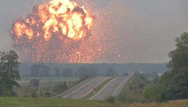 Пиротехники производят очистку местности от взрывоопасных предметов в 5-километровой зоне вокруг арсенала.