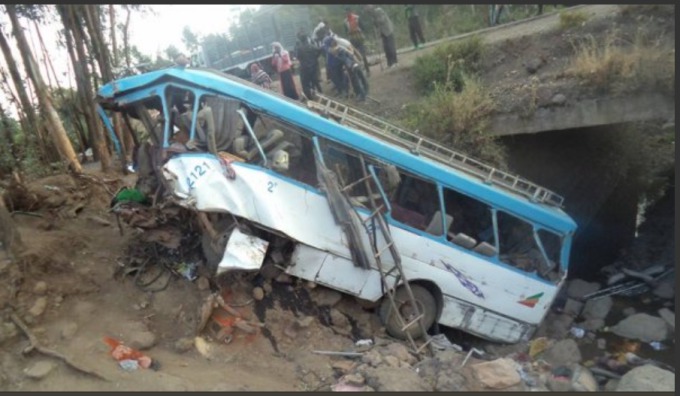 Cel puţin 38 de morţi după ce un autobuz a căzut într-o râpă.