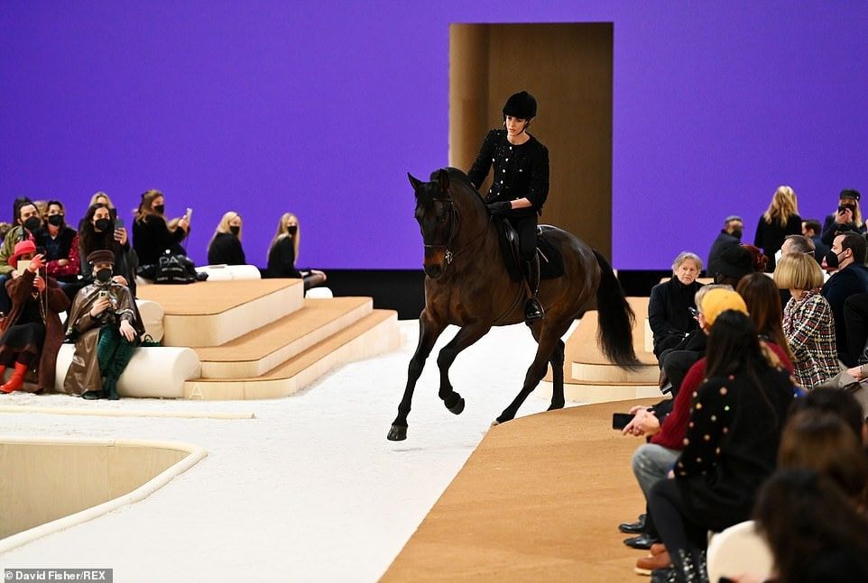 Показ Chanel в Париже открыла принцесса Монако на лошади.