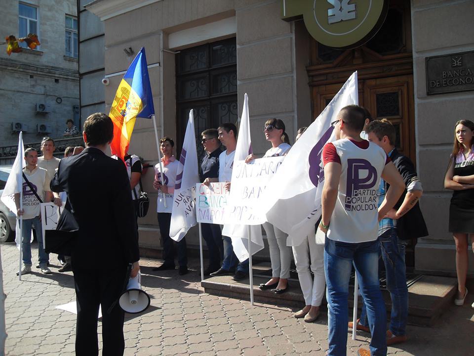 Câteva zeci de tineri au ”prins” astăzi un oligarh în fața sediului Băncii de Economii din Moldova (BEM).