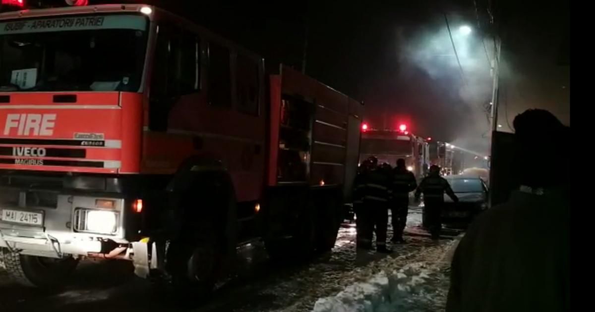 Пожарные с трудом смогли добраться до места возгорания из-за того, что в этом районе слишком узкие улицы.