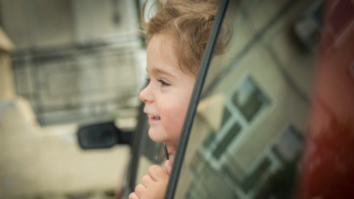 Un minor și-a prins gâtul în geamul unei mașini. 