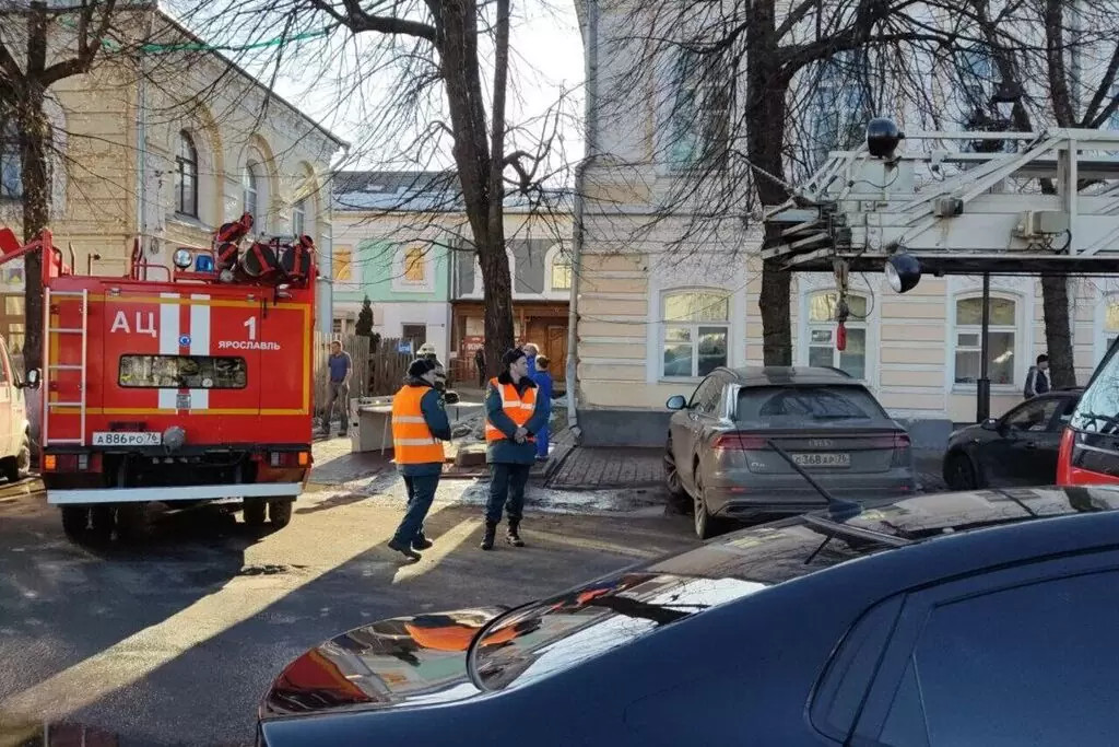 При обрушении здания в Ярославле погибли два человека.