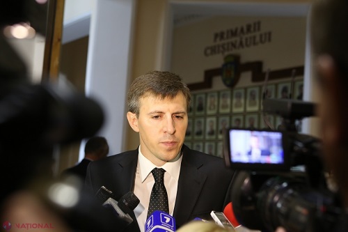 Примар обвинил политиков, находящихся у власти, в применении "двойных стандартов" в принятии решений - например, в области приватизации.