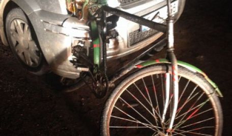 Şoferul unui automobil a pierdut controlul volanului şi a lovit biciclistul care circula pe marginea carosabilului.