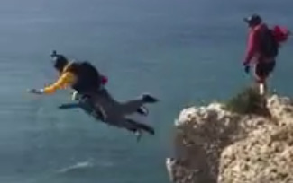 Гибель бейсджампера попала на видео.