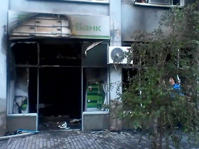 Неизвестные выстрелили из ручного гранатомета "Муха" в здание "ПриватБанка".
