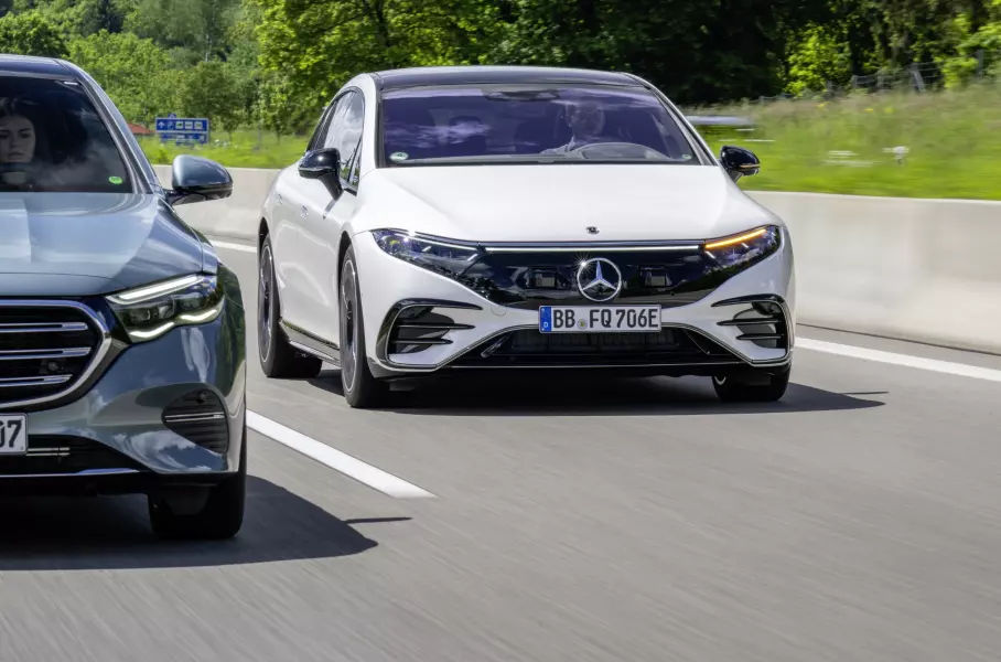 Автомобили Mercedes-Benz научатся автоматически менять полосу движения.