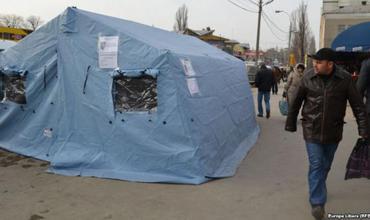 Установка палаток продиктована необходимостью предупреждения случаев переохлаждения с наступлением низких температур на улице.