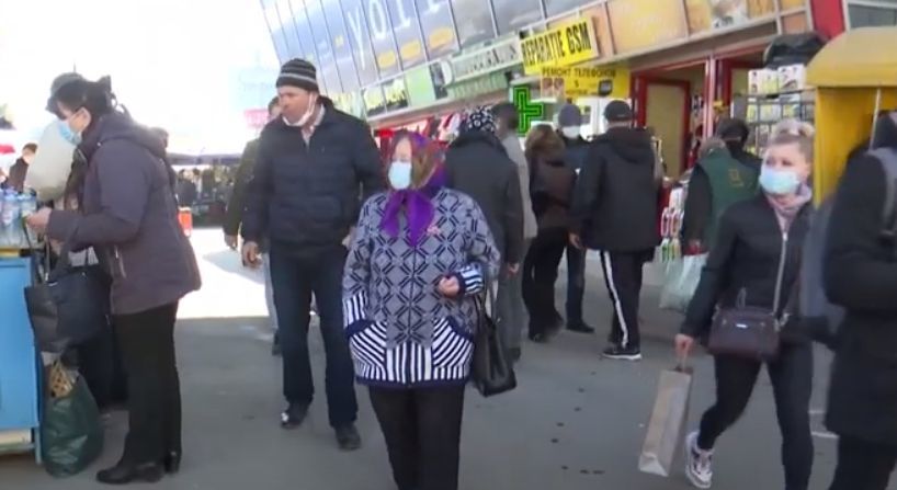 Многие жители Кишинева носят защитные маски неправильно.