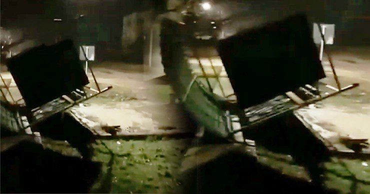 Сильный ветер сорвал и перевернул остановку общественного транспорта в Чадыр-Лунге.