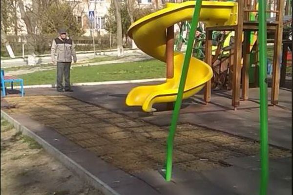 В Чимишлии вандалы повредили детскую площадку.