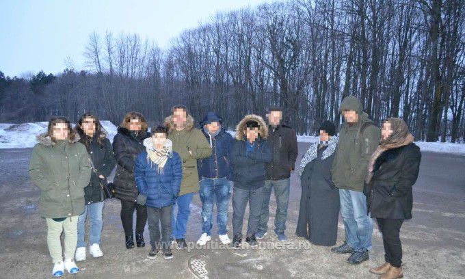 13 migranţi, ascunşi în mai multe microbuze care veneau din Turcia şi se îndreptau spre R. Moldova.