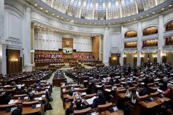 Opt din zece români nu au încredere în Parlament și în Guvern. Foto: digi24.ro