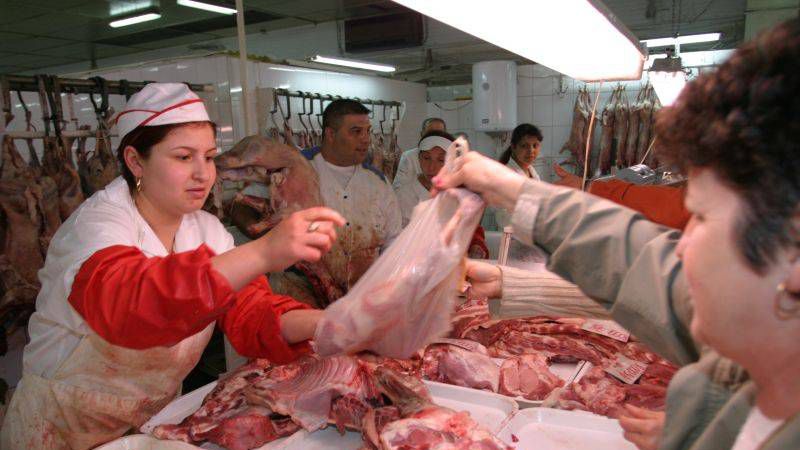 Столичные жители в преддверии Пасхи заполнили рынки.