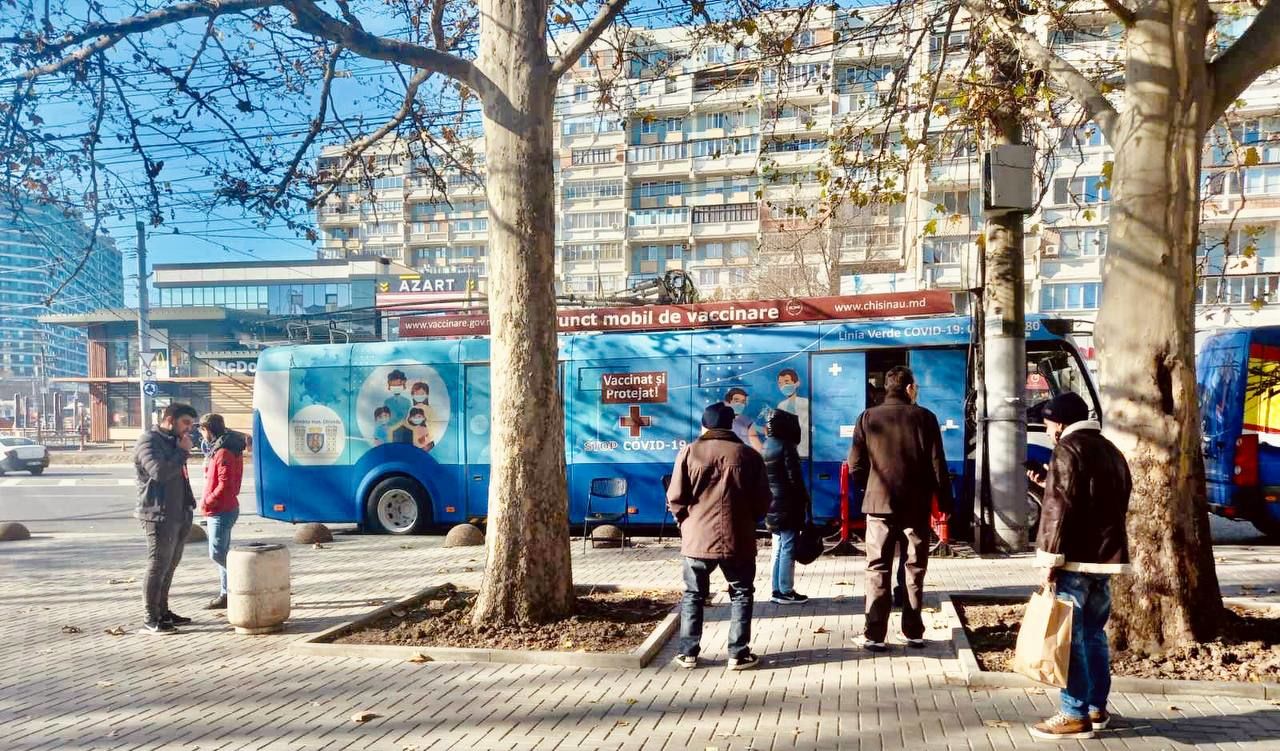 Мобильные центры вакцинации в столице работают в Центре и в Гидигиче.