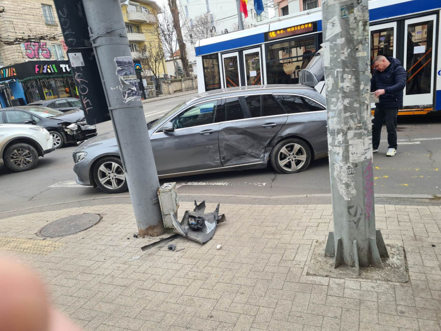 В Кишиневе произошло ДТП: столкнулись два автомобиля.
