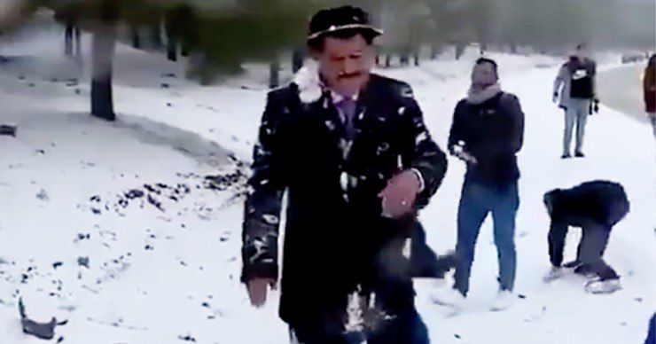 Ведущего прогноза погоды в Ираке закидали снежками в эфире телеканала.