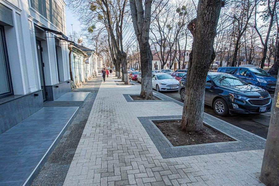 Продолжается ремонт тротуара на улице А. Щусева.