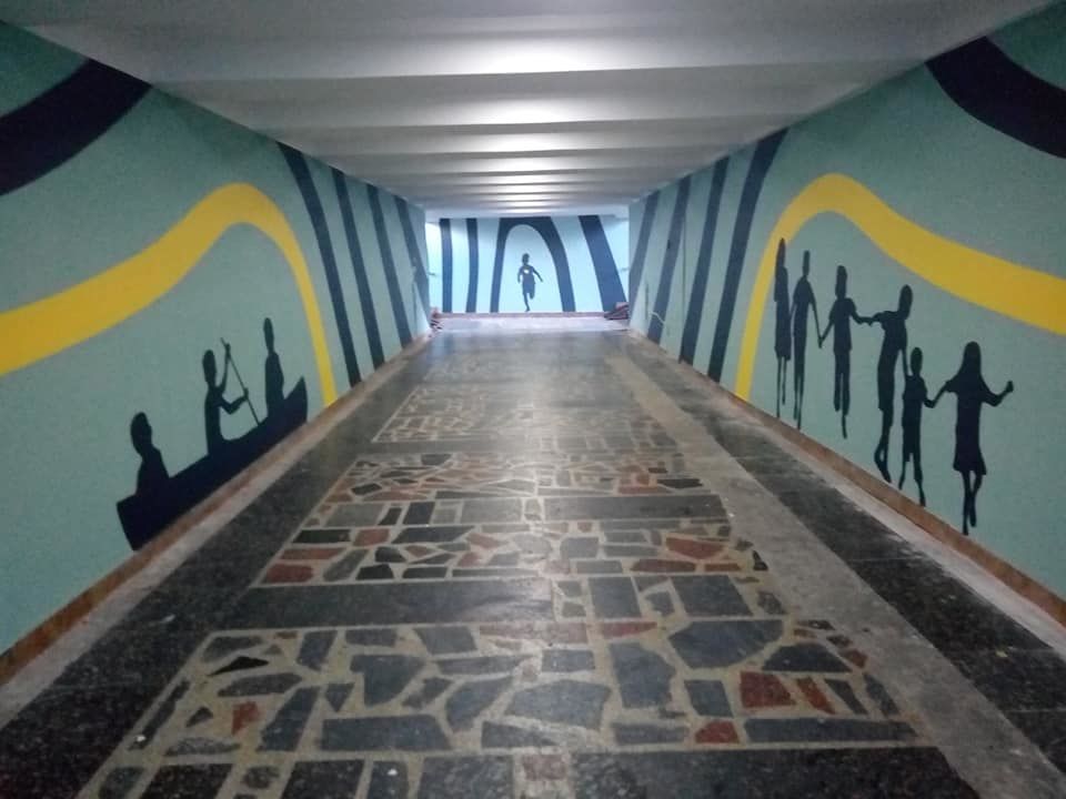 В отремонтированном подземном переходе на Негруцци осыпается штукатурка.