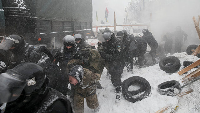 В МВД Украины объяснили, почему ставили на колени митингующих у Рады.