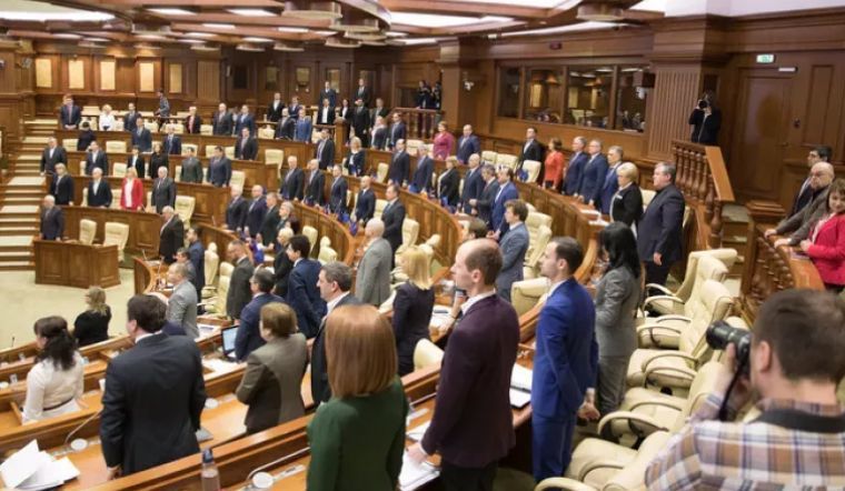 Депутаты почтили память Николая Дабижи минутой молчания.