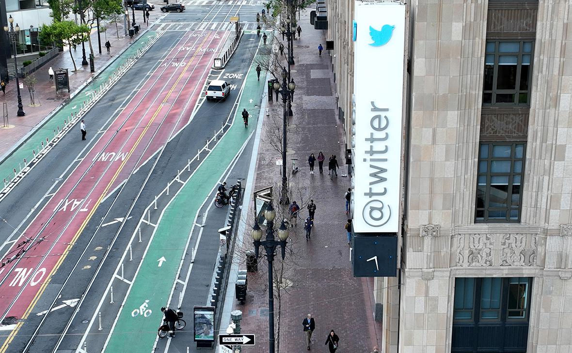 Компания ВВС потребовала от Twitter убрать маркировку о связи с властями.