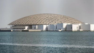 Muzeul Louvre din Paris are o replică în Abu Dhabi