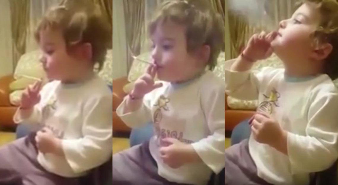 Un copil de doar doi ani fumează, iar părinții se amuză