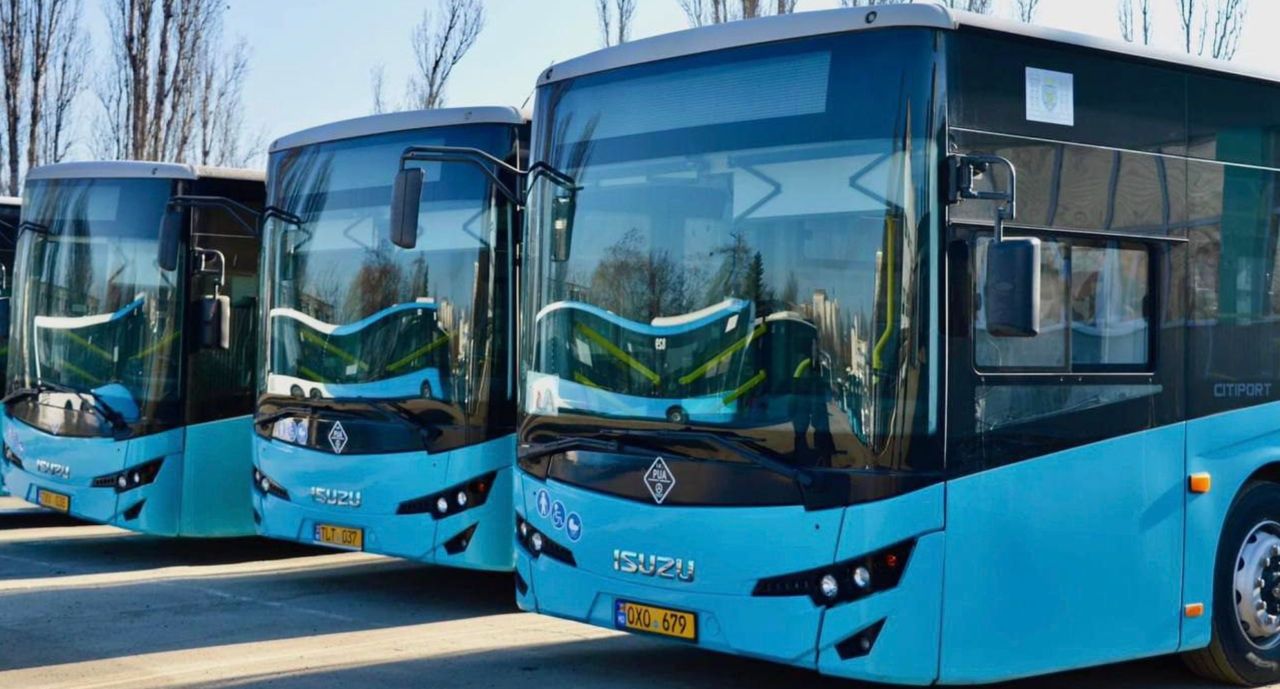 Orarul mai multor rute de autobuz va fi modificat în perioada vacanței de iarnă a elevilor.