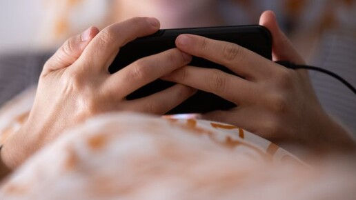 В Китае студент постоянно лежал с телефоном и заработал тромбоз глубоких вен.