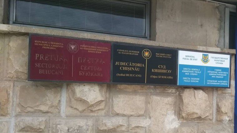 Подозрительный пакет обнаружен у здания суда сектора Буюканы.